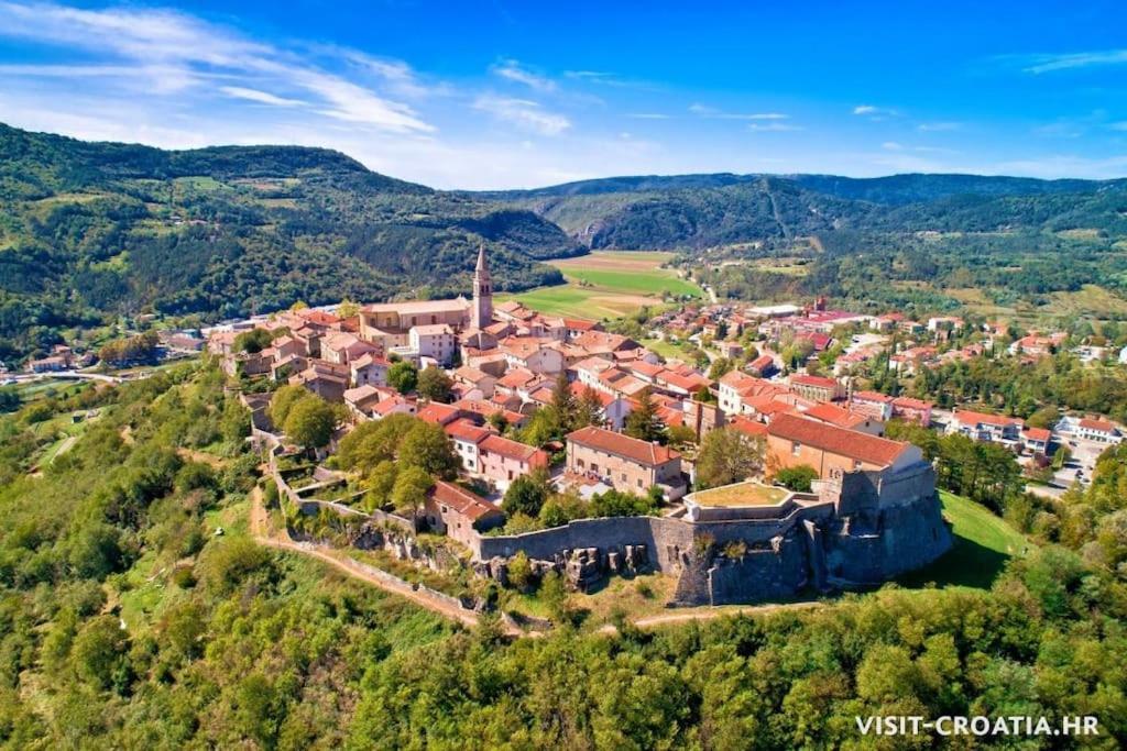 Stunning New Apartment In Centre Of Buzet Eksteriør billede